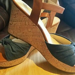 Liz Claiborne Wedge, NWOT. SIZE 11